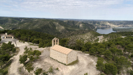 Fototapeta na wymiar Ermita de Berrús cerca de la presa de Ribarroja d'Ebre