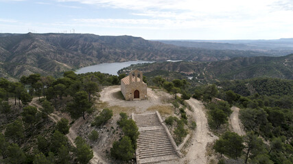 Fototapeta na wymiar Ermita de Berrús cerca de la presa de Ribarroja d'Ebre