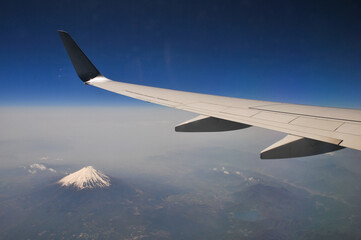 Obraz premium 飛行機から眺める富士山 Mt. Fuji, the most famous mountain in Japan