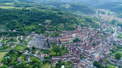 Fototapeta premium Village de Saint-Cyprien en Périgord en France vue du ciel