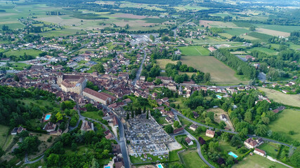 Village de Saint-Cyprien en Périgord en France vue du ciel