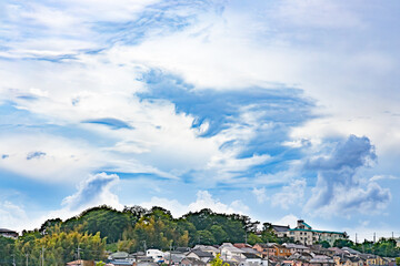 横浜郊外の住宅街と綺麗な雲