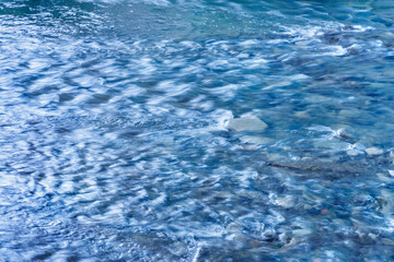 青く清らかな流れる川の水