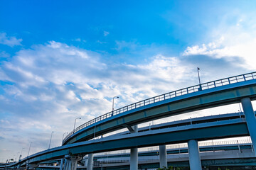 青空と雲と高架橋