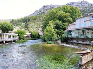 Fototapeta na wymiar Balades en Provence - Fontaine-de-Vaucluse