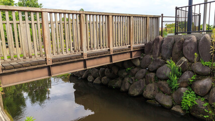 公園内の用水路と通路橋
