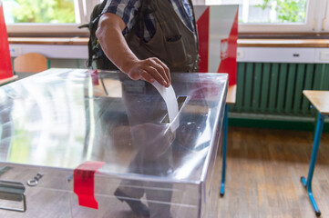 głosowanie w lokalu wyborczym, Wybory Prezydenckie 2020 w Polsce - obrazy, fototapety, plakaty