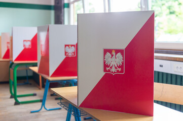 głosowanie w lokalu wyborczym, Wybory Prezydenckie 2020 w Polsce - obrazy, fototapety, plakaty