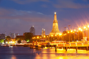 Fototapeta na wymiar Wat Arun, The beautiful temple along the Chao Phraya river at dusk.