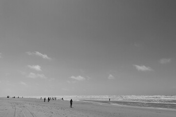 Fototapeta na wymiar Menschen am Strand schwarzweiß