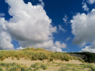 Wolken über Dünenlandschaft bei Bergen man Zee