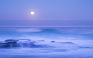 Fototapeta na wymiar The wave crashing rocks in Garie Beach under moonlight