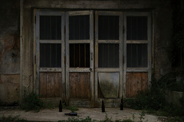 Fototapeta na wymiar Old door in abandoned home