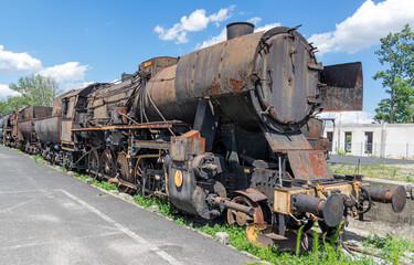 Fototapeta premium Stary, zardzewiały opuszczony pociąg. Skorodowana lokomotywa zabytkowa