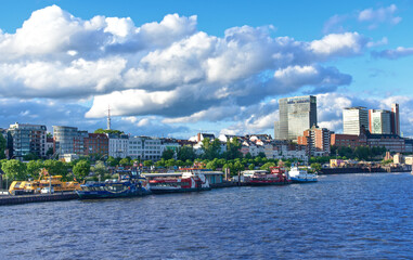 Naklejka premium Blick von der Elbe auf Hamburg St. Pauli.
