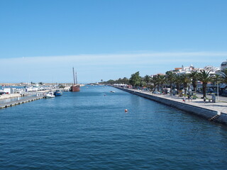 Kanal Bensafrim und palmenges&auml;umte Uferpromenade in Lagos Portugal