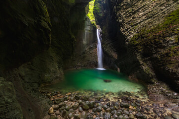 Fototapeta na wymiar Watefall Kozjak Slovenia turquoise green water falling rocks 