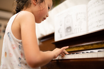 ピアノを演奏する少女