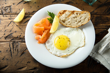 Fried egg with smoked salmon
