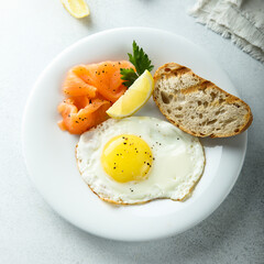 Fried egg with smoked salmon