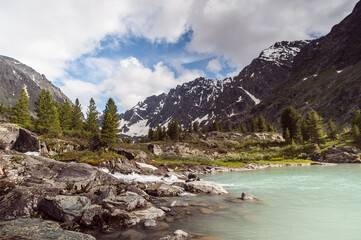 Fototapeta na wymiar lakes against the backdrop of the Altai Mountains, blue sky with clouds