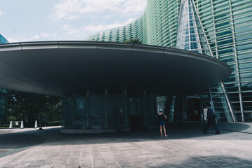都会の近代的なデザインの建物