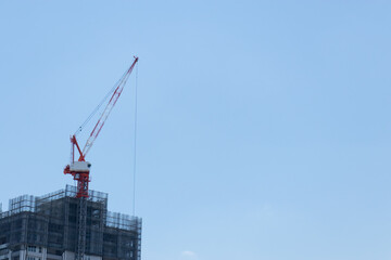 Fototapeta premium 建設中の建物とクレーンと空
