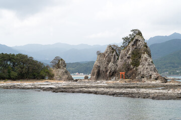 大きい岩と日本の赤い鳥居