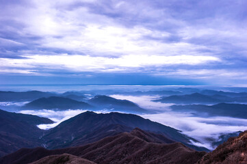 Fototapeta na wymiar Beautiful sea of clouds at dawn on the top of the mountain.