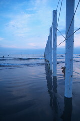 砂浜を白杭でエリアを分けてます。
The beach is divided by white stakes.