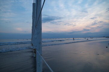 砂浜を白杭でエリアを分けてます。
The beach is divided by white stakes.