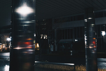 街の鉄のポールに反射した街のライト