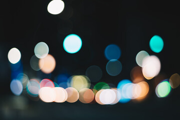 夜のぼやけた街のライト