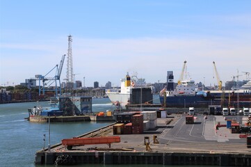 Obraz premium A container ship on the River Liffey reversing into the quay at the port of Dublin, Ireland. 