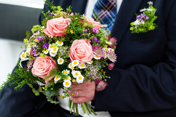 Hochzeit, Bräutigam hält Brautstrauß