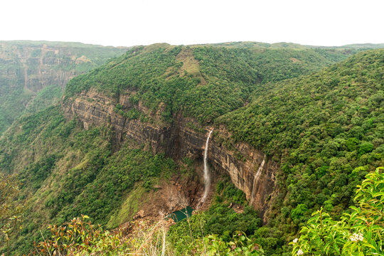 This is Nohkalikai Falls which is also known to be the tallest plunge waterfall in India. This place is in Cherrapunjee, which is among the wettest place in the world. 