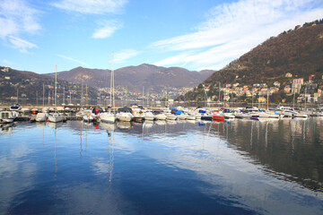 Fototapeta na wymiar boats at Lake Como in Italy 