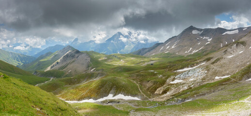 Fototapeta na wymiar Panorama einer Berglandschaft in den Bergen des Zillertal in Tirol