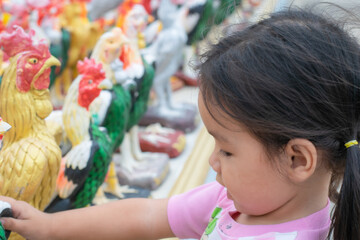 Girls aged 2-3 Asian people are playing smoothie chicken