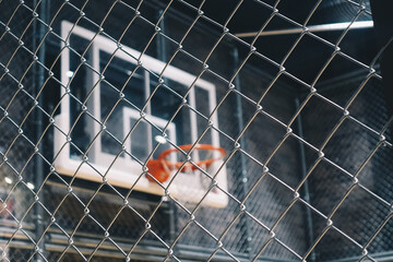 フェンス越しからのバスケットボールのかご