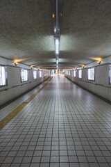 街の地下道とライト