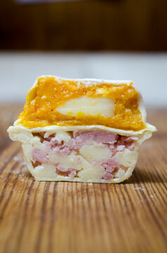 Polaridad de sorrentinos de Jamon y Muzarrella / Calabaza , Sardo y Muzarella.
Fondo madera con Enfoque alimento