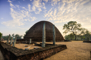 Obraz premium ancien temple bouddhiste en brique dit Stupa dagoba au lever du soleil au Sri Lanka