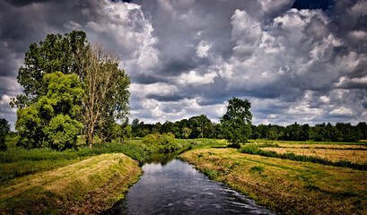 POCHMURNE NIEBO NAD RZEKĄ © michalsen