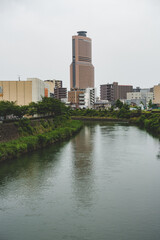川と浜松アクトタワーの俯瞰の写真