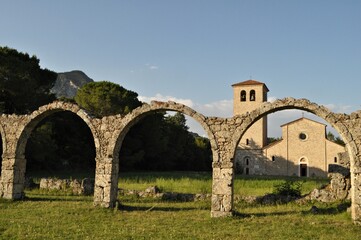 Fototapeta na wymiar Abbazia di San Vincenzo al Volturno (IS)