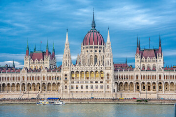 Fototapeta na wymiar Budapest Parlament himmelblau