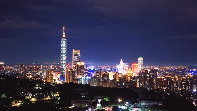 Shifting photography of the beautiful Taipei skyline at Xiangshan, Taipei, Taiwan