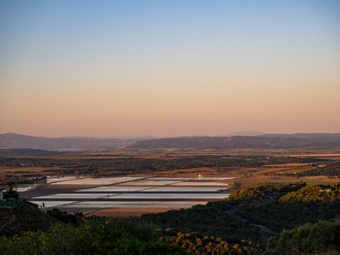 colores del atardecer en la laguna de la janda, en la zona de vejer de la frotnera.
