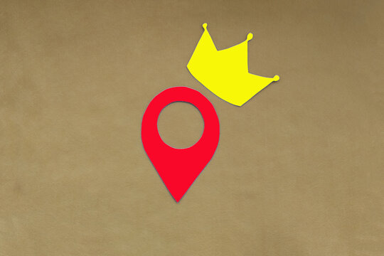 The crown is yellow, and the geolocation sign is red on a light brown background. Determining the main location.
